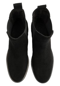 Botas de tobillo de ante negro con un acabado suave, punta redondeada y paneles laterales elásticos. Cuenta con una pestaña en la parte trasera para facilitar su puesta.