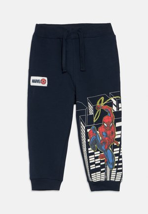 Laivastonsiniset collegehousut joustavalla vyötärönauhalla, joissa on Hämähäkkimies-kuvio ja valkoinen Marvel-logo vasemmassa reisessä.