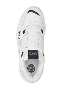 Sneaker bianca con tomaia in pelle liscia, dettagli neri, forature decorative e linguetta imbottita con logo sul tallone.