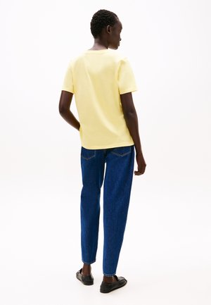 CONTRAST FLAG TEE - Basic T-shirt - citronella