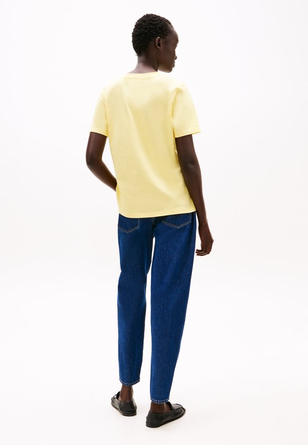 CONTRAST FLAG TEE - T-Shirt basic - citronella