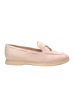 Mocassino in camoscio rosa chiaro con suola beige, cuciture decorative e un piccolo charm dorato vicino alla parte superiore anteriore. Nessun laccio visibile.