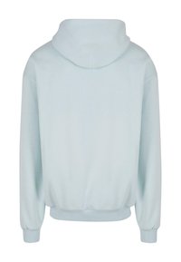 Felpa azzurra chiara con cappuccio, dal taglio morbido e rilassato, con polsini e vita a coste, caratterizzata da una superficie liscia e priva di grafiche o decorazioni visibili.