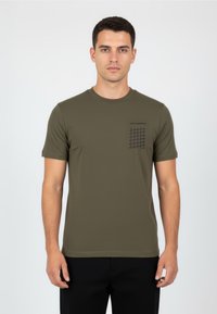 Olivově zelené tričko s krátkým rukávem z hladkého materiálu, vyznačující se kapsou na hrudi s černým kostkovaným vzorem a logem nad ní.