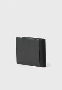 Czarny portfel z gładkim, skórzanym przodem i teksturowanym materiałowym bokiem. Kompaktowy design z przeszywanymi krawędziami, odpowiedni na karty i gotówkę.