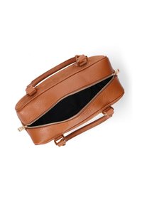 Borsa a mano in pelle marrone con una superficie texturizzata, doppi manici e una cerniera dorata, con una fodera interna nera.