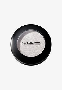 Fard à paupières MAC dans un compact noir rond avec un couvercle transparent. La teinte est un blanc scintillant avec une finition texturée.