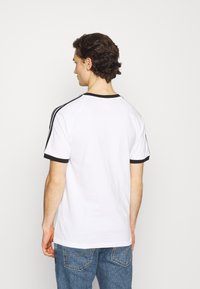 adidas Originals STRIPES TEE UNISEX - Marškinėliai su spaudiniu - white