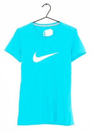 Jasno turkusowa koszulka z krótkim rękawem z białym logo Nike Swoosh, wisząca na czarnym wieszaku na białym tle.