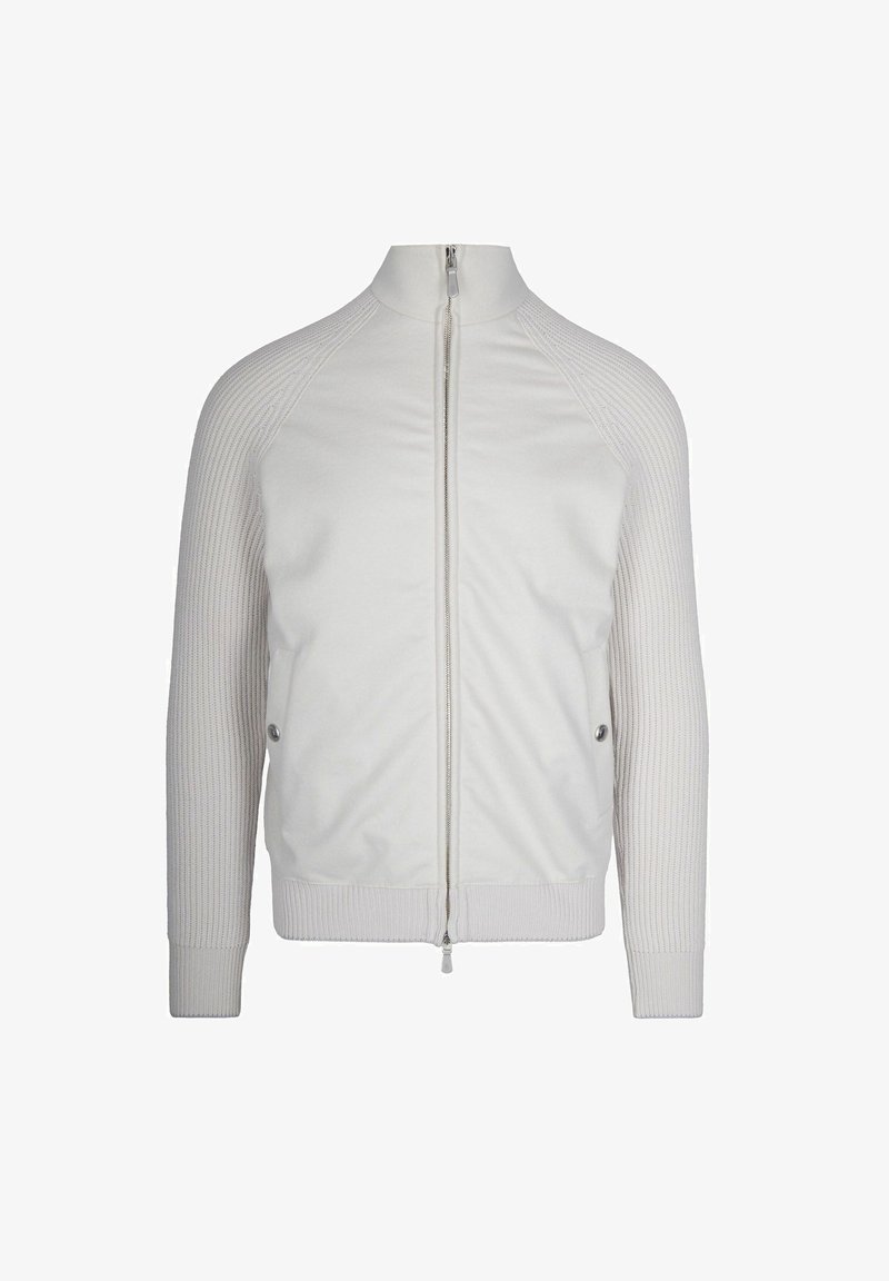 Giacca bianca con zip, maniche e colletto a maglia a coste, tasche laterali con bottone e colletto alto.