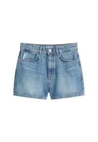 Lichtblauwe jeansshorts met een klassiek vijf-pocketontwerp, zichtbare stiksels en een knoopsluiting in de taille.