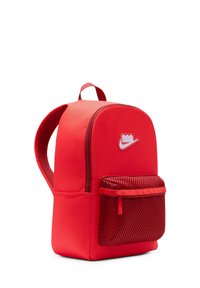 Zaino rosso realizzato in tessuto resistente, con superficie liscia, tasca frontale in rete e logo in evidenza. Forma arrotondata con doppie cinghie.