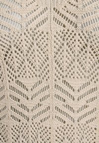 Cremfarbener Strickstoff mit einem komplexen Muster aus Durchbrüchen und diagonal angeordneten Blättern, ergänzt durch strukturierte Maschen.