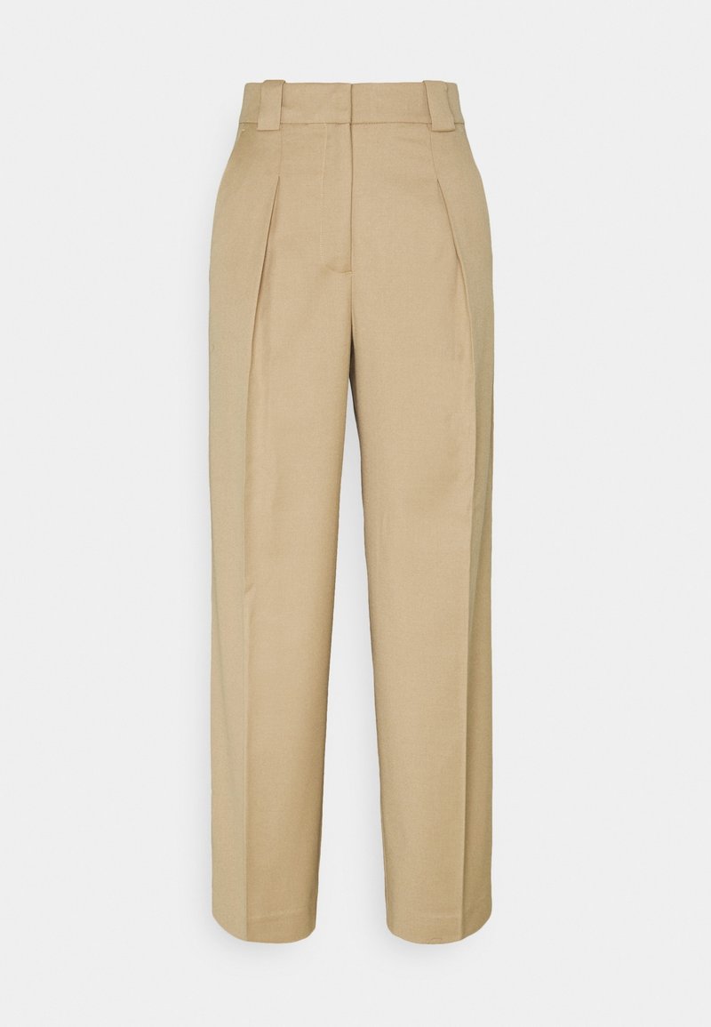 Beige op maat gemaakte broeken van lichtgewicht stof, met een hoge taille, plooien en wijde pijpen. Strakke lijnen en minimale details.