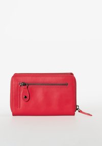 Portafoglio in pelle rossa con una texture liscia, dotato di una tasca con zip sul davanti e una chiusura con zip, che mette in evidenza un design elegante e funzionalità.