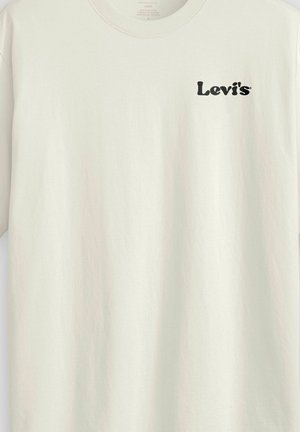 Schlichtes, off-white T-Shirt mit Rundhalsausschnitt und kleinem schwarzem Levi's-Logo auf der oberen linken Brust.