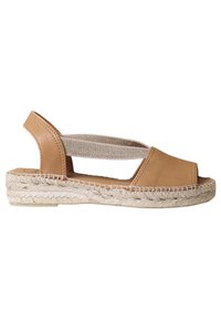 Sandalo espadrilla in pelle tan con punta aperta, fascia elastica e suola in juta intrecciata. Design piatto con una texture liscia e dettagli minimi.