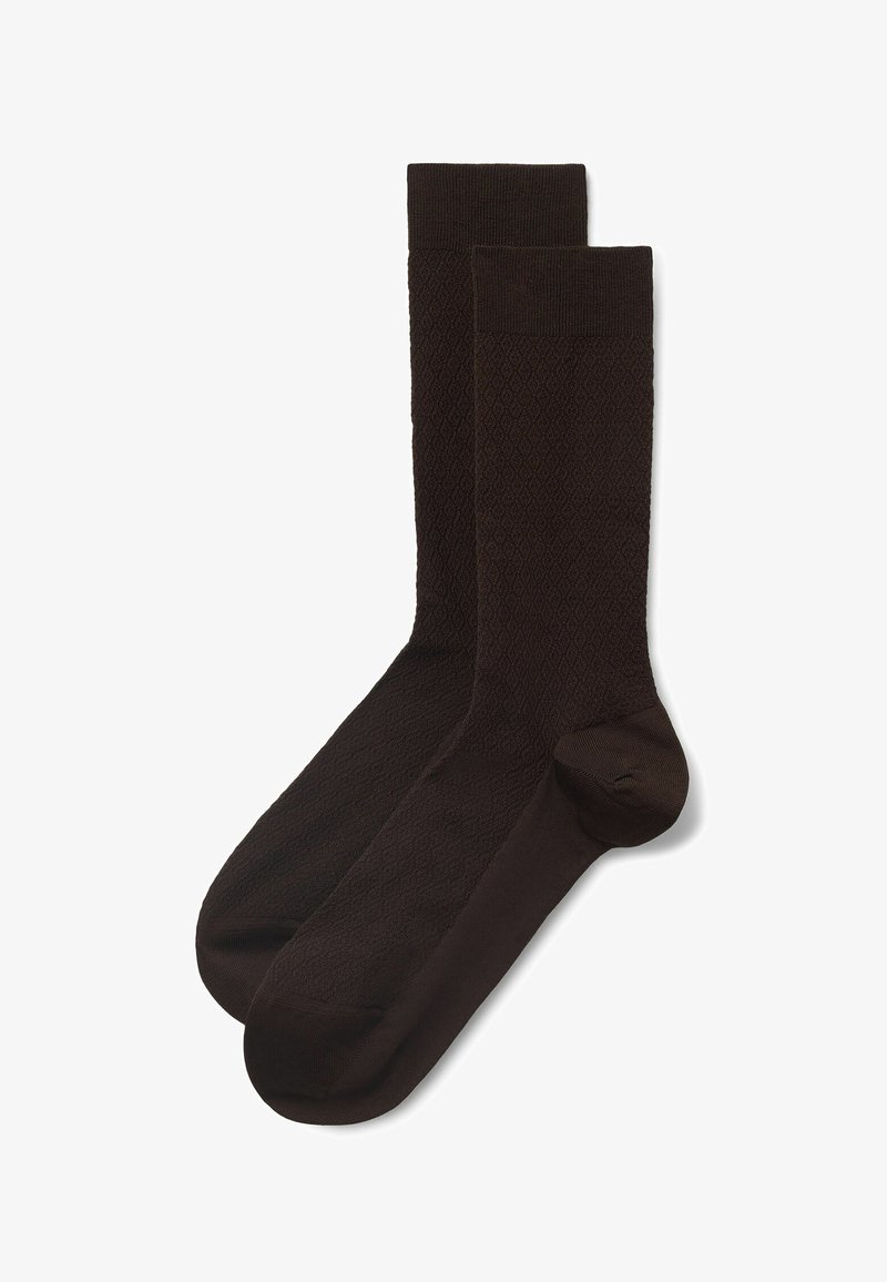 Paire de chaussettes mi-mollet marron foncé à texture, avec talons et orteils renforcés, étalées à plat sur fond blanc.