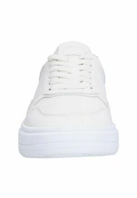 Weißer Sneaker mit einem Obermaterial aus glattem Leder, flacher Schnürung, gepolstertem Schaft, dicker weißer Sohle und minimalistischem Design mit dezenten Nähten.