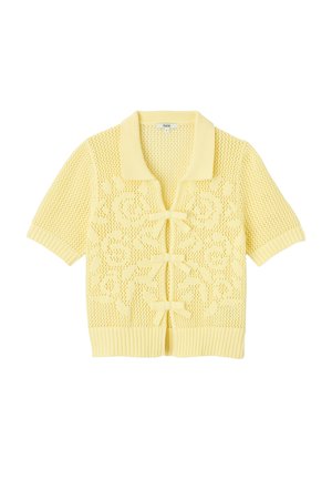 Cardigan jaune tricoté à manches courtes avec col, motif en dentelle florale, trois fermetures à nœuds et ourlet et poignets côtelés.