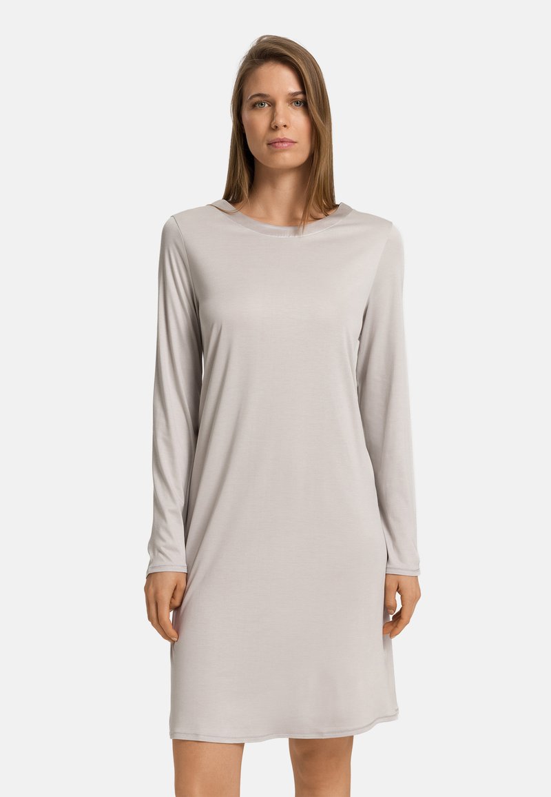 Světle šedé šaty s dlouhým rukávem, vyrobené z měkké látky, s kulatým výstřihem a volným střihem, končící těsně nad koleny.