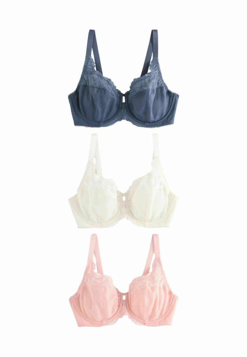 Tre reggiseni esposti: blu navy con dettagli in pizzo, bianco con pizzo e rosa chiaro con dettagli in pizzo. Ognuno ha spalline regolabili e ferretto.