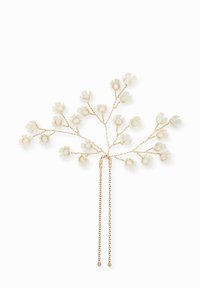 Accessorio per capelli tono oro progettato come un ramo con fiori bianchi, con petali delicati e due catene pendenti per il fissaggio.