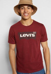 Levi's® GRAPHIC CREWNECK TEE - T-shirts med print - color port