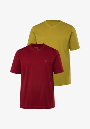 Due magliette a maniche corte con scollatura a V; una rossa e una verde oliva. Realizzate in cotone, presentano un logo sottile sul petto. Texture morbida.