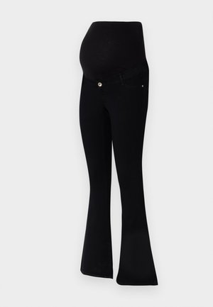 Jeans de maternité noirs avec un design à jambes évasées, en tissu doux, une taille haute pour un bon maintien et une fermeture à bouton à l'avant.