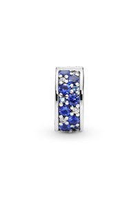Gemstones azules y claros engastados en una banda rectangular de plata, que presenta una superficie texturizada con acentos brillantes.