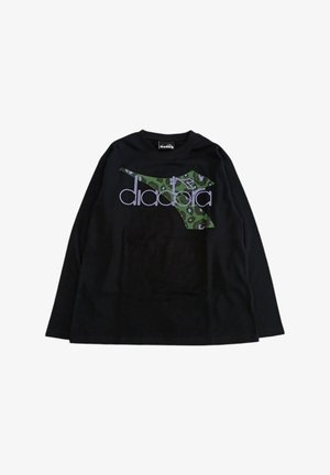 Maglietta nera a maniche lunghe con un design a stampa leopardata verde e nera, sagomato come un logo con la scritta "diadora" in testo viola chiaro.