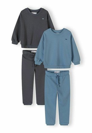 Dva dječja trenirka s dugim rukavima i hlačama s elastičnim pojasom, jedan u tamnosivoj, a drugi u svijetloplavoj boji.