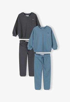 Două seturi de trening pentru copii cu bluze cu mâneci lungi și pantaloni cu talie elastică, unul în gri închis și celălalt în albastru deschis.