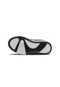 Podeszwa buta z teksturowaną białą powierzchnią w wzór plastra miodu, czarnymi akcentami oraz zakrzywionym kształtem, który poprawia przyczepność.