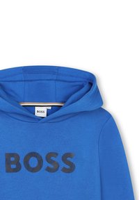Haut à capuche bleu en tissu doux avec une poche kangourou. Grand logo noir "BOSS" sur la poitrine, avec un détail en motif texturé.