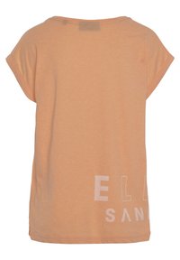 T-shirt, lichtoranje, korte mouwen, losse pasvorm. Heeft witte geprinte tekst op de achterkant, zachte, gladde textuur, ronde halslijn.