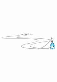 Collana in argento con pendente a forma di pera in pietra blu, con una finitura lucida e delicate maglie.