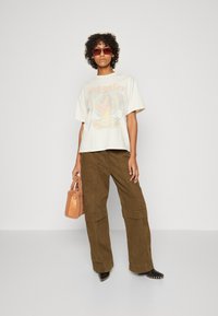 Wrangler GIRLFRIEND TEE - Tričko s potlačou - vintage white