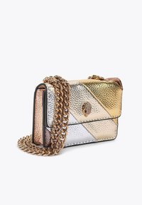 Borsa a tracolla metallica in oro, argento e rosè, dotata di una tracolla a catena e finitura texture con una chiusura decorativa.