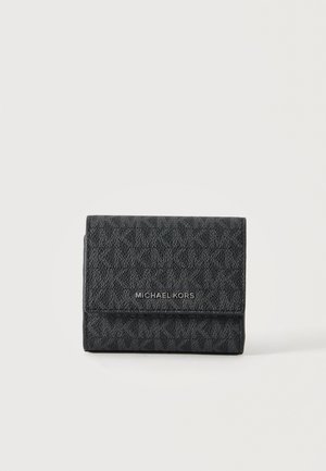 Portefeuille en cuir texturé noir Michael Kors avec lettrage du logo argenté sur le rabat avant, sur fond blanc uni.