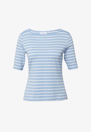 Jasnoniebieski i biały top w poziome paski, z krótkim rękawem, dekoltem w łódkę oraz dopasowanym krojem, z widoczną metką rozmiaru wewnątrz kołnierza.