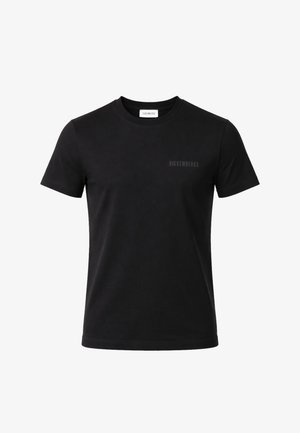 T-shirt nera a maniche corte con collo rotondo con il logo discreto "BIKKEMBERGS" sul petto sinistro e un'etichetta bianca all'interno del colletto.