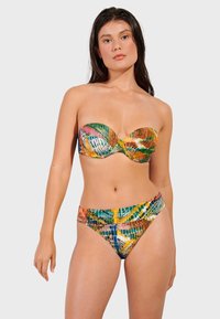 Färgglad tvådelad bikini med en bandeau-topp i ett livfullt, texturerat mönster och matchande lågt skuren underdel i liknande nyanser.