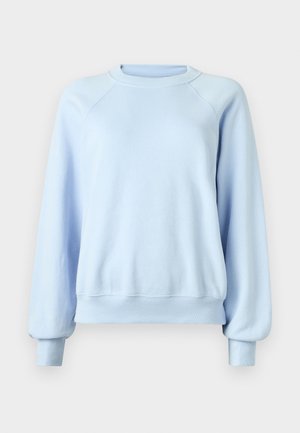 Lichtblauwe longsleeve sweater met ronde hals, voorzien van geribde manchetten en zoom, weergegeven op een effen witte achtergrond.