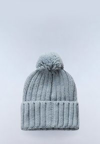 Cappello a beanie lavorato a maglia di colore blu chiaro con risvolto a coste e un pom-pom in cima. Texture di filato spesso con un aspetto morbido e accogliente.