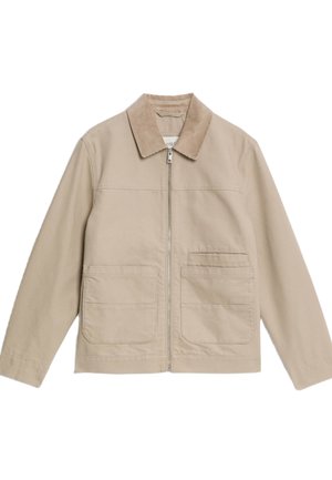 Chaqueta cremosa con cremallera y cuello de pana, dos grandes bolsillos de parche en la parte frontal y un bolsillo más pequeño en el lado derecho del pecho.