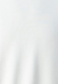 Λευκό ύφασμα με απαλή, λείες υφή, που υποδηλώνει ήπιες διαφοροποιήσεις στη σκιά και έχει μια ελάχιστη, ομοιόμορφη εμφάνιση.