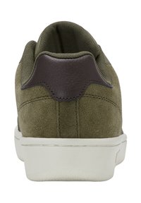 Olivgrüne Wildledersneaker mit einem braunen Lederabsatz und weißer Gummisohle. Verfügt über ein strukturiertes Stofffutter und glatte Nähte.