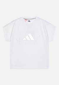 Biela krátkodrahá tričko vyrobené z ľahkého materiálu, s reflexným logom Adidas a posypom bodiek v striebornej farbe. Okrúhly výstrih.